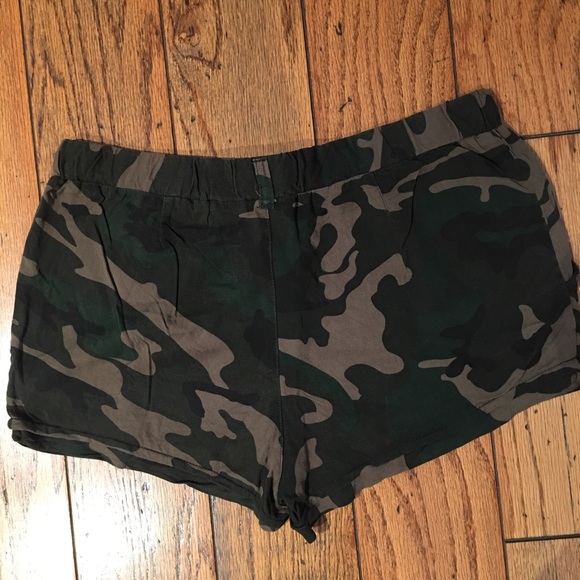 Camo sanctuary shorts with draw string. - Picture 3 of 4